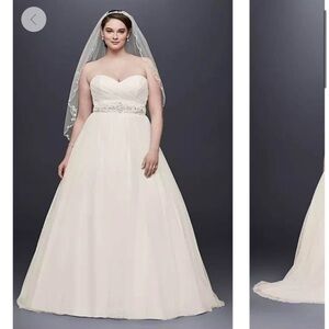 David's Bridal Ivory Strapless Wedding Gown